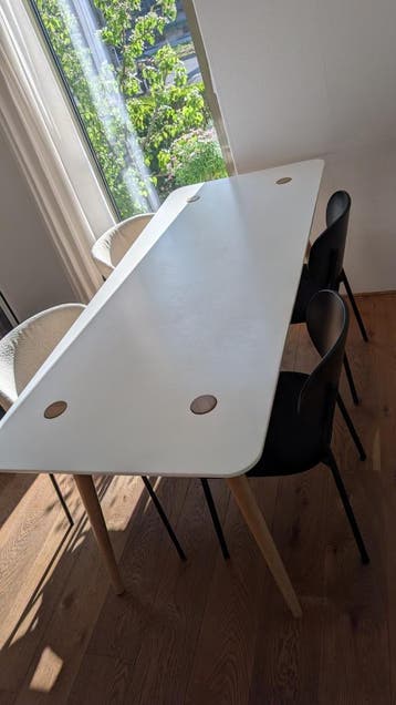 Gratis af te halen: eettafel met houten poten
