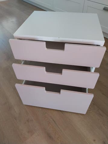 Gratis Ikea kastje met 3 lades (eventueel met vloerkleed)