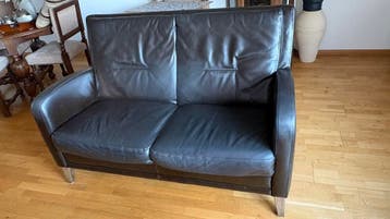 Gratis, kleine leren donkerbruine bank met hoge leuning