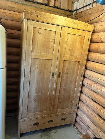 Gratis af te halen: Houten kast met planken en lade