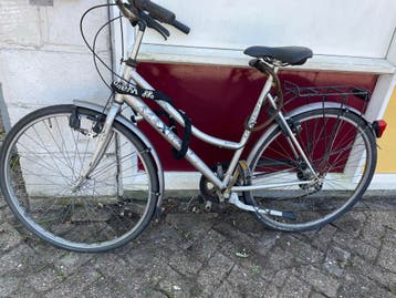 Gratis op te halen: Roestige fiets met lekke banden