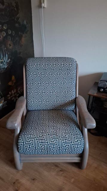 Stoel met blauw-wit motief, zitting licht vervaagd