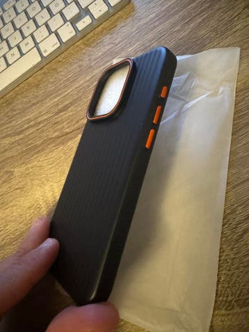 Stevige Zwarte iPhone 15 Pro Case met Oranje Accenten