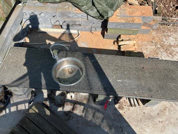 Gratis composieten aanrechtblad met spoelbak en kraan