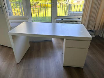 Gratis wit bureau met lades
