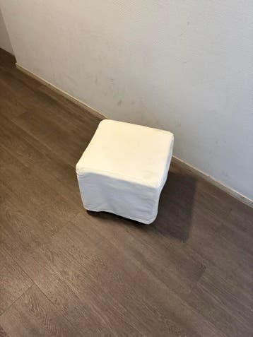 Wit krukje/voetensteun met houten frame en wasbare stof