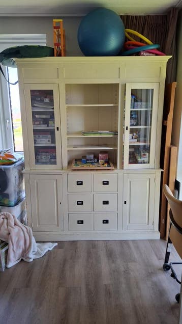 Gratis  kast op te halen. Zo snel mogelijk!.