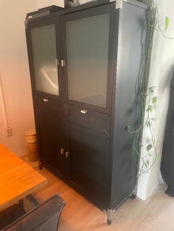 Gratis af te halen, zwarte kast