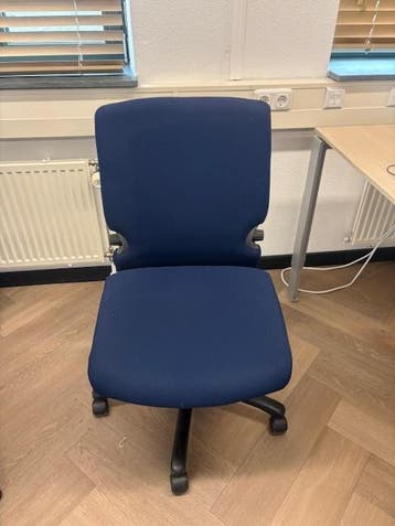 Gratis afhalen! 11 bureaustoelen> dinsdag 28 april