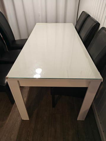 Eettafel met glasplaat - hoekje beschadigd
