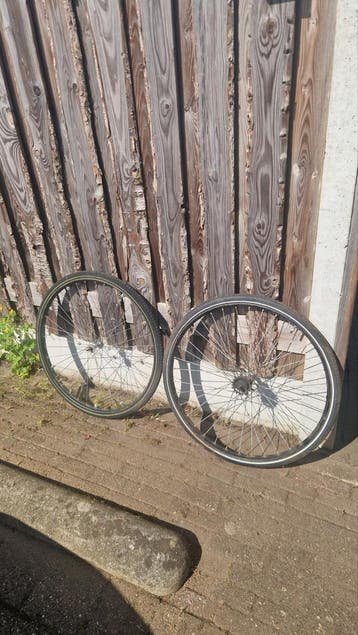 Voor- en achterwiel 28 inch met banden (gebruikt)