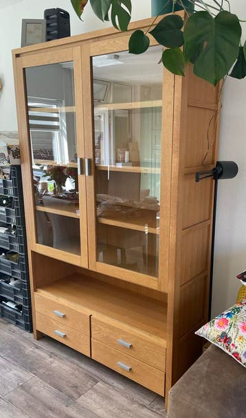 Houten vitrinekast met lades en glazen deuren