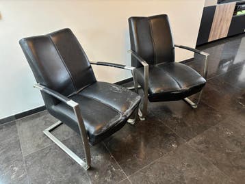 GRATIS ophalen 2 Zwarte Leren stoelen met Metalen Frame