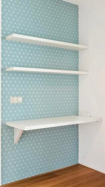 Witte planken en bureaublad voor een stijlvolle werkplek