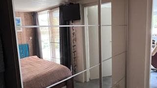 GRATIS   grote kledingkast met spiegeldeuren/verlichting