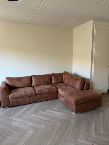 GRATIS Bruine hoekbank met leather look stof