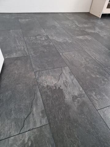 Zwarte laminaatvloer gratis op te halen