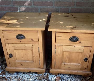 Twee grenen nachtkastjes