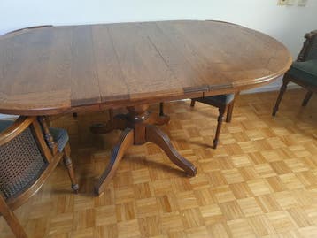 eettafel met stoelen