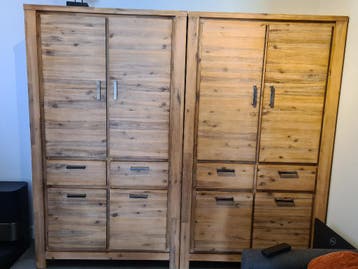 2 kasten van acacia hout.