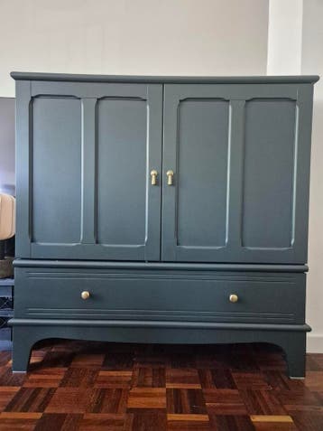 Donkerblauwe kast met gouden knoppen