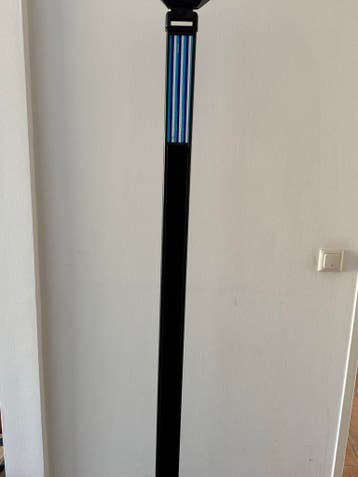 Zwarte Staande Lamp met Blauwe Strepen