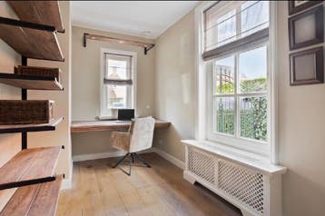 GRATIS OPHALEN Kast met plankjes en bijpassende lamp