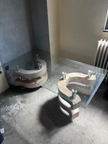 Gratis af te halen salontafel met beschadigingen