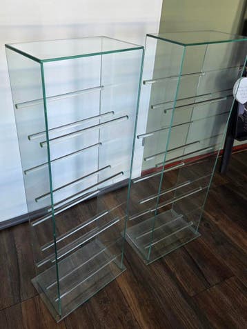 Gratis 2 stuks DVD/CD rekken van glas