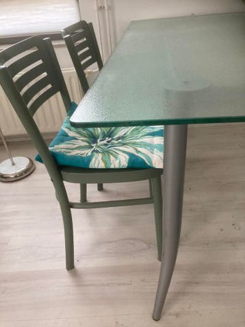 Eettafel en stoelen