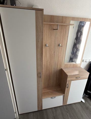 Garderobekast 180 x 145 met spiegel, haken en opbergruimte