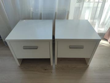 2 witte nachtkastjes met lade