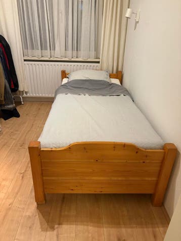 Gratis bed van hout met matras