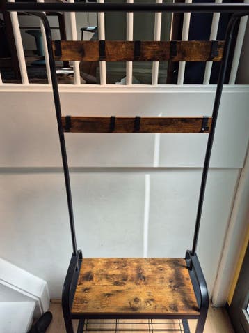 Gereserveerd: Handige kapstok met schoenenrek en opbergplank