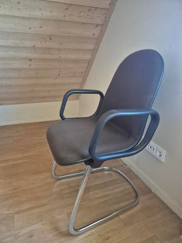 Bruine bureaustoel zonder wieltjes