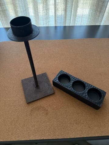 Zwarte metalen kandelaar en theelichthouder