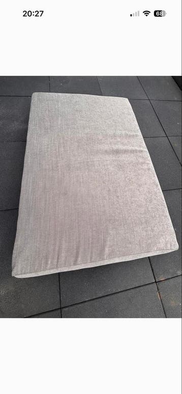 Gratis af te halen kussen 135x95 cm