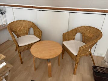 GRATIS - Twee rieten stoelen met tafeltje