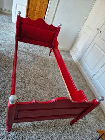 Rood houten bedframe maten: L185xB90xH95