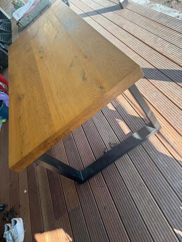 Robuuste eettafel met houten blad en metalen poten