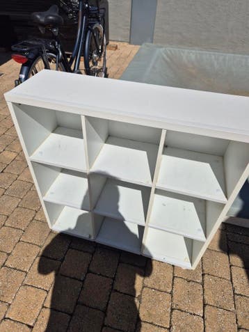 Kastje met vakken gebruikt