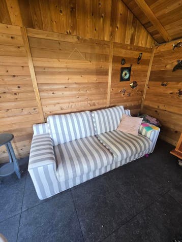 Gratis 3-persoonsbank - staat in tuinhuis