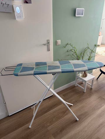Strijkplank. Of oud ijzer.  Gratis.