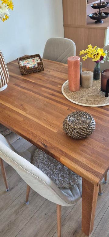 Eiken eettafel. 1.20cm lang en 75cm breed. Is massief eiken.