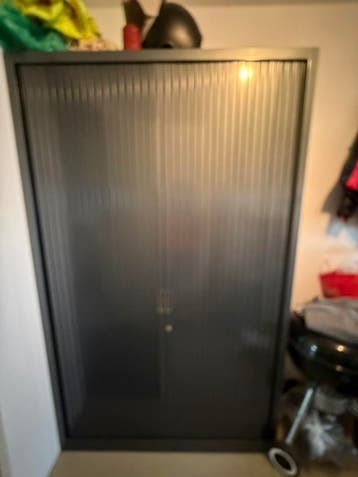 Stalen kantoorkast met roldeuren