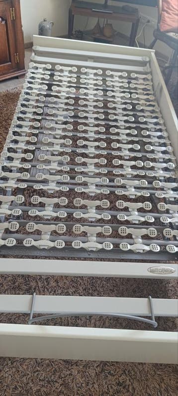 Eenpersoonsbed met electrische lattenbodem (zijde ontbreekt)