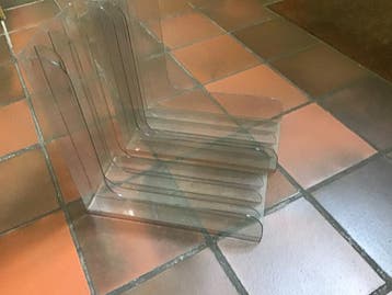 Twee doorzichtige rekken voor LP’s