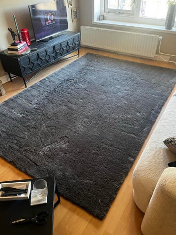 Donkergrijs vloerkleed, zacht en comfortabel