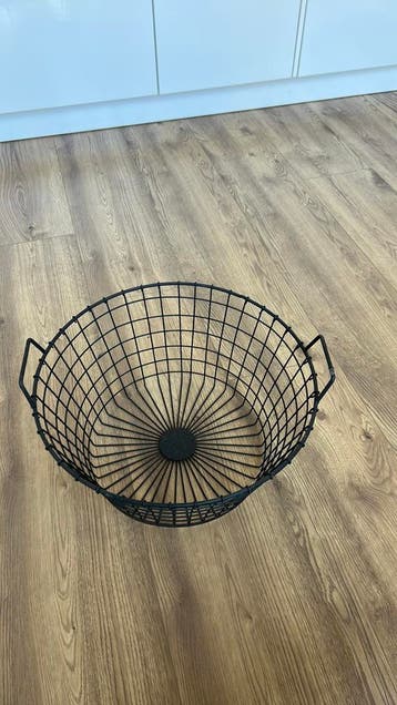 Zwarte mand van staal.