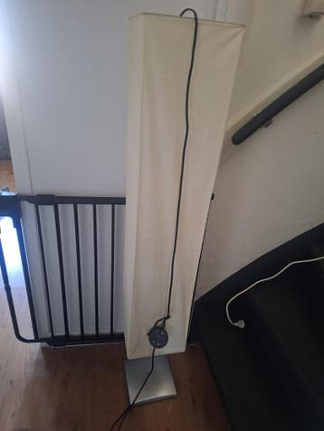 Gratis Staande lamp - werkt goed, klein scheurtje